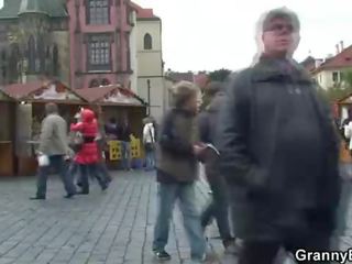 I vjetër gjysh turist jumps në e tij kokosh