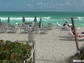 Zonnebaden strand kindje eikels een vreemdeling