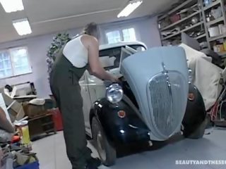 Sensual jovem grávida fica fodido por um velho cara em garagem