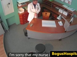 Lékař fucks patients kočička v čekání pokoj