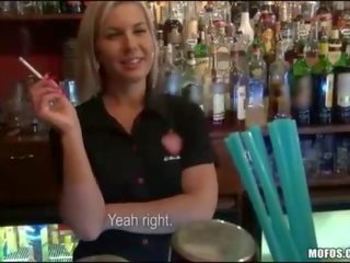 招待員 agrees 到 得到 性交 在 她的 酒吧