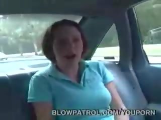 Polisi mendapat mengisap penis di mobil