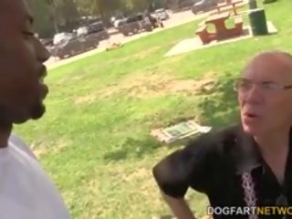 Karina lynne fucks me një e zezë tip ndërsa të saj baba watches