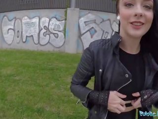 Publiek agent alessa wilde krijgt creampied buitenshuis