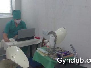 Undersøkelse på den gynekologisk stol av en dildo og en vibrator (04)