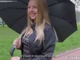 Die moment ich säge dies blond winzig gehen durch die park