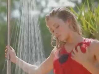 Ganska madonna älskar vätning själv med en dusch