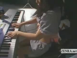 Undertiteln lithe japan keyboardist bisarrt leksak spela