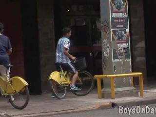 Cycling ছেলেবন্ধু পাওয়া নোংরা মধ্যে একটি ঝর্না