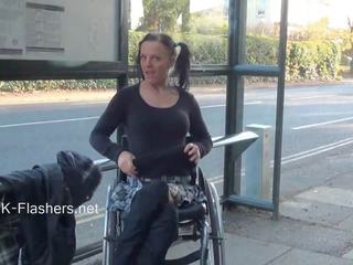 Paraprincess terbuka udara kecondongan memperlihatkan kecakapannya dan berkedip kursi roda terpaksa madu demonstrating mati seksi tetek dan dipangkas pukas di masyarakat