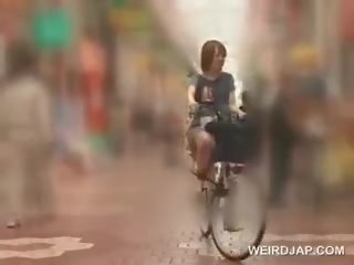 Á châu thiếu niên kẹo ngọt nhận twats tất cả mưa trong khi cưỡi các xe đạp