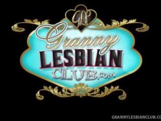 Lesbian perempuan tua yara dilayani oleh seksi rebecca