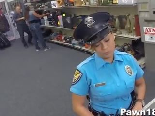 Полиция офицер идва в пешка магазин