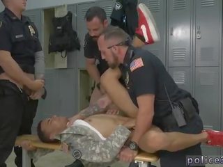 Iri parça polisler i̇şkence seks ve sıcak erkek bomba