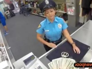 Vollbusig dame polizei offizier pfand sie weapon und muschi für bargeld