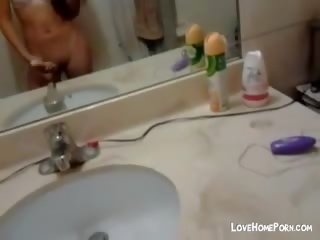 Сладурана млад азиатки мастурбиране в на баня