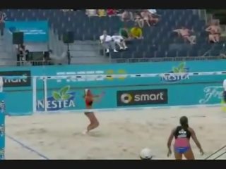 Kuum vollyball kisakoor tantsimine nagu tüdrukud