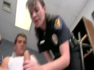 Zwei polizisten wechsel doughnuts für schwanz lutschen und liebe es