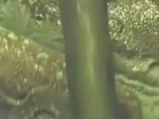 Tentáculos monstro attacks mulher em bosques