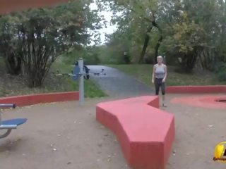 Jump en lopend naakt in publiek park door katerina-hartlova