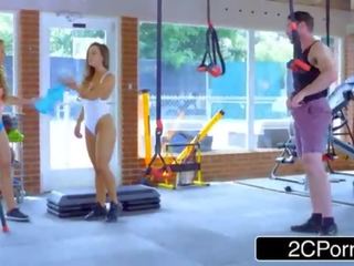 Nagy cinege csajok fasz fitnesz oktató -ban egy edzőterem - abigail mac, nicole aniston