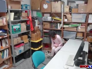 Liten høyskole babe kat arina fucks i den kontor