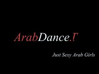 Арабски момиче танцуване за khaliji хора