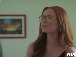 Ella hughes imploră pentru fi legat în sus și dominat