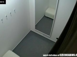 Hübsch tschechisch teenager snooped im ändern zimmer!