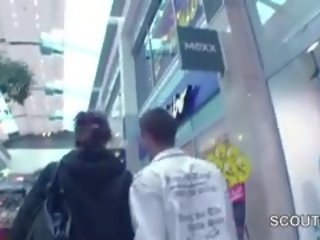 Unge tjekkisk tenåring knullet i kjøpesenter til penger av 2 tysk gutter