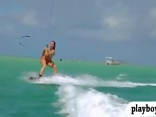 Seksi badass babes menikmati kite surfing dan ayunan