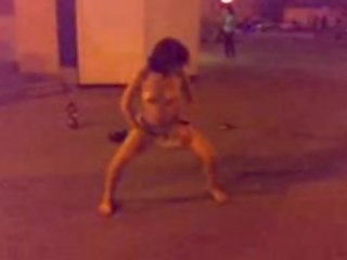 Tüdruk alasti sisse tänav
