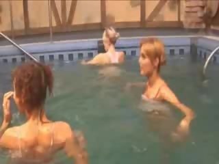 Sexy lezboes im die schwimmen schwimmbad