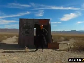 Enorme tetitas coche mecánico nikki benz anal sexo en la desierto