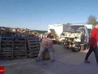 Follada por detr&aacute;s a la gorda en el vertedero de coches.GUI018