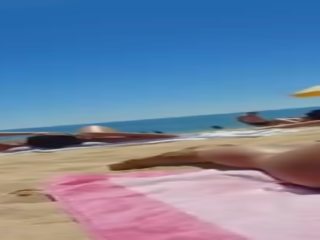 Откровен горещ брюнетка момиче съвършен дупе тен при на плаж
