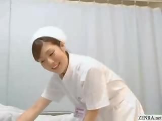 Японки медицинска сестра дава грижовна ръчна работа към късметлия пациент