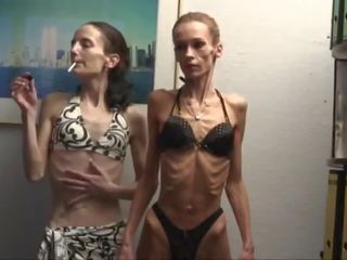 Anoreksičen dekleta predstavljajo v swimsuits in stretch za na kamera