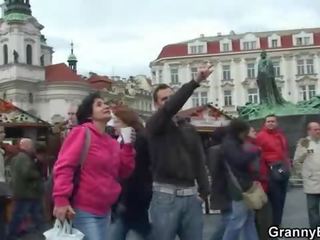 Starý babičky turistický jumps na jeho kohout