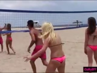 Секси besties предавания плячка на на плаж и се забавлявахме groupsex